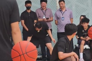 马拉加vs皇家马德里比赛直播_马拉加vs皇家马德里今日直播_马拉加vs皇家马德里免费视频直播詹姆斯与安哥拉当地官员，商界精英，体育明星一起高尔夫活动